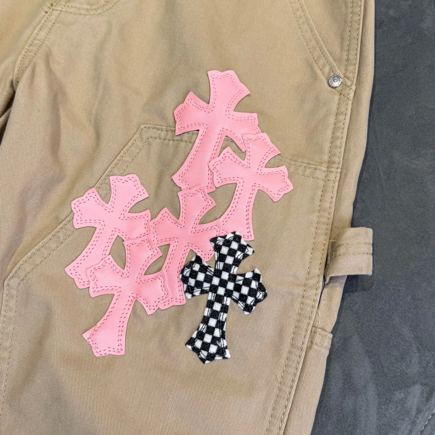 P270 CHROME HEARTS 2025 new khaki logging pink checkerboard cross leather couple style loose jeans Top ceiling quality Styles with different washed textures are very friendly to people with thin legs and thick legs. The straight and loose version is very flattering to the leg shape. The moderate length will never go out of style, easy to match with casually, the basic styling of various styles, a must-have in the wardrobe! The fabric is stiff but also makes the upper body soft without losing texture. The washing process is even more perfect. It is a must-have item for everyone! ! ! Color: Khaki Size: 28/30/32/34 Waist: 75/80/85/90 Knee: 45.5/47/48.5/50 Pants length: 102/104/106/108